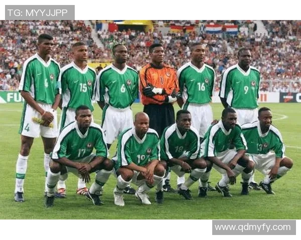 全球顶级足球球星齐聚现场共拍合照展现绿茵友情与时代风采 全球顶级足球球星齐聚现场共拍合照展现绿茵友情与时代风采