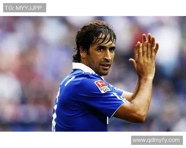 足球球星跺脚瞬间的心理解读与赛场表现背后的深层次意义分析