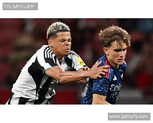 足球天才马克斯高清图片展示 引领新时代球场风采与技术魅力